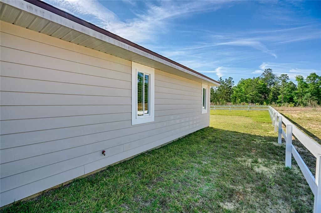 For Sale: $299,000 (3 beds, 2 baths, 1409 Square Feet)