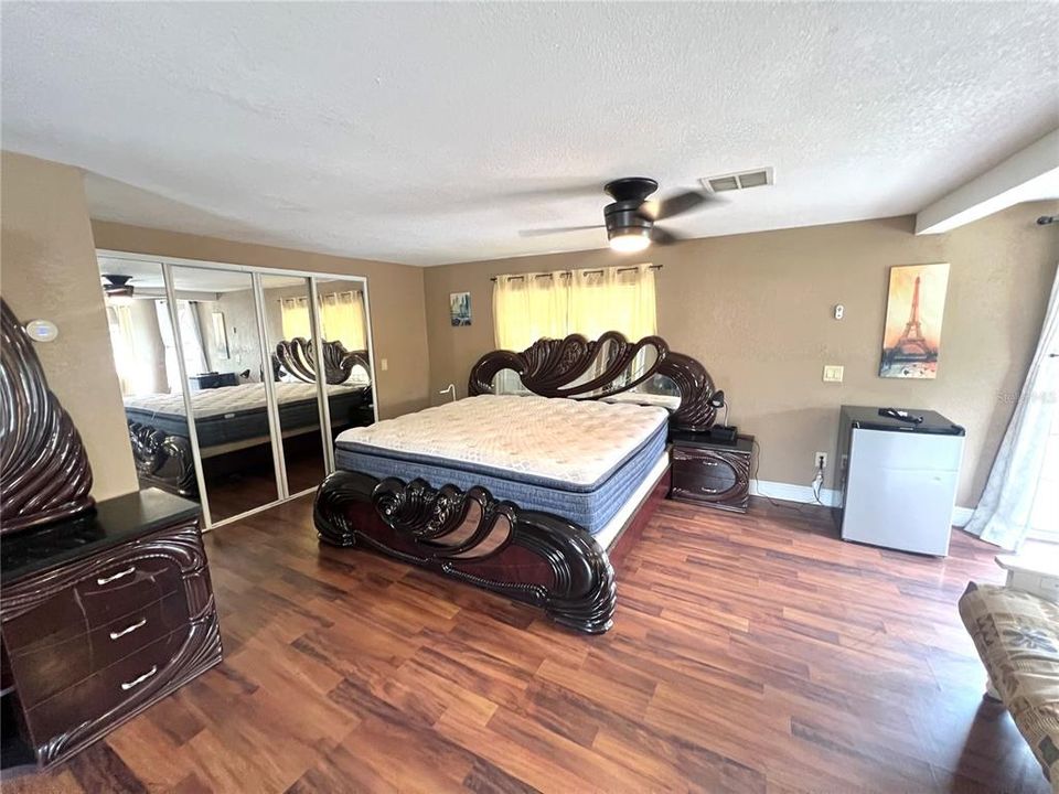 Active With Contract: $1,900 (2 beds, 2 baths, 1300 Square Feet)