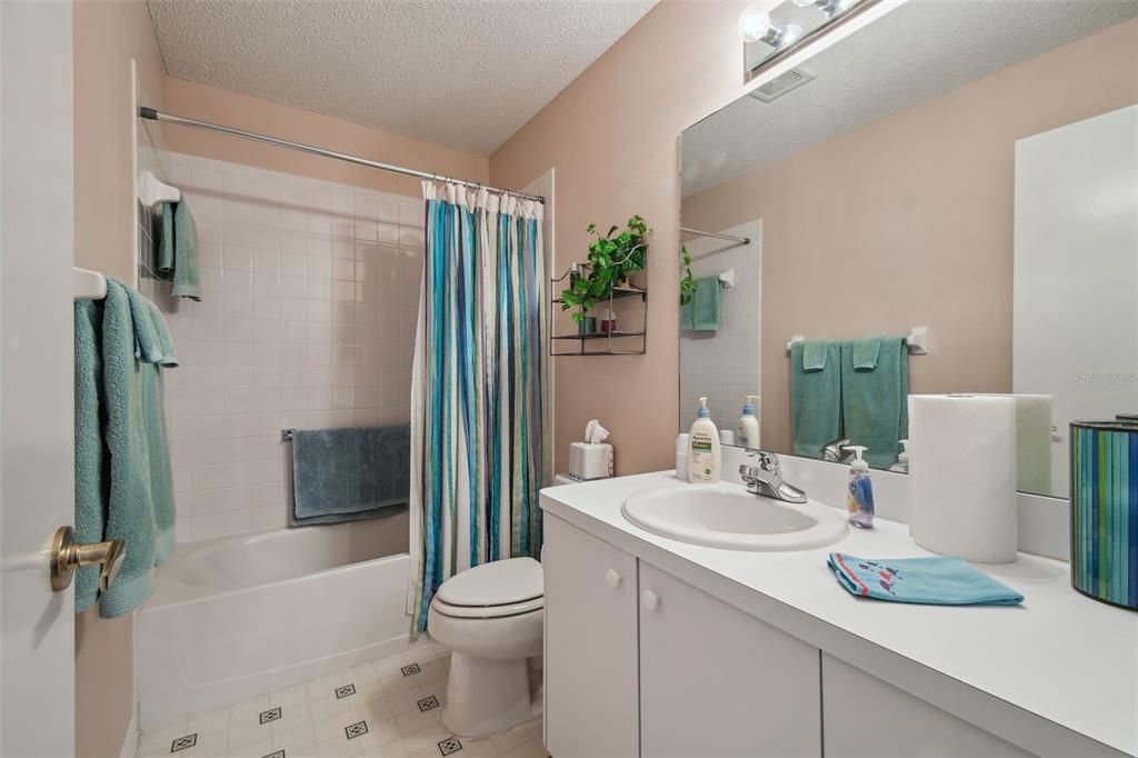 Recently Sold: $325,000 (2 beds, 2 baths, 1479 Square Feet)