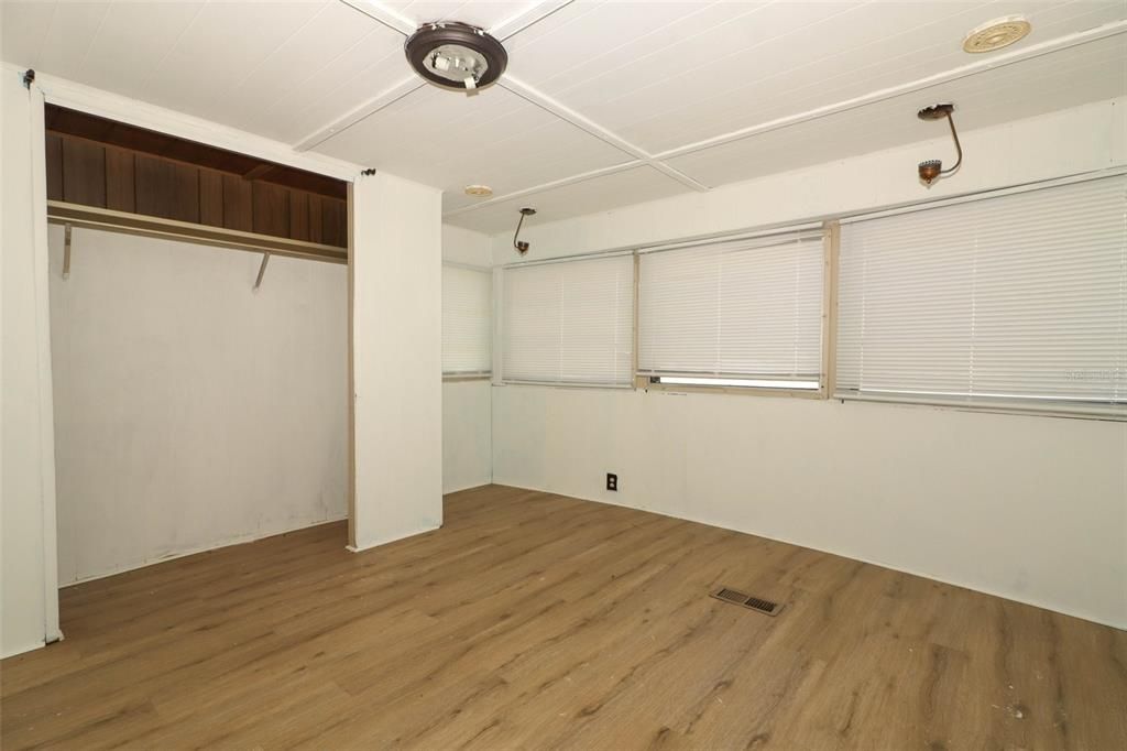 Active With Contract: $130,000 (2 beds, 1 baths, 1332 Square Feet)