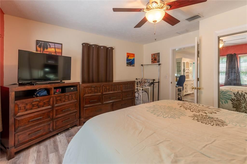 Active With Contract: $469,000 (2 beds, 1 baths, 1737 Square Feet)