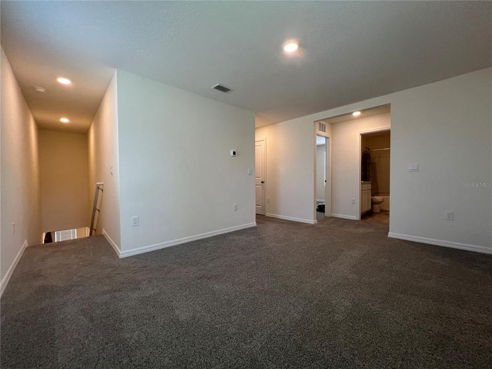 For Rent: $2,150 (3 beds, 2 baths, 1942 Square Feet)