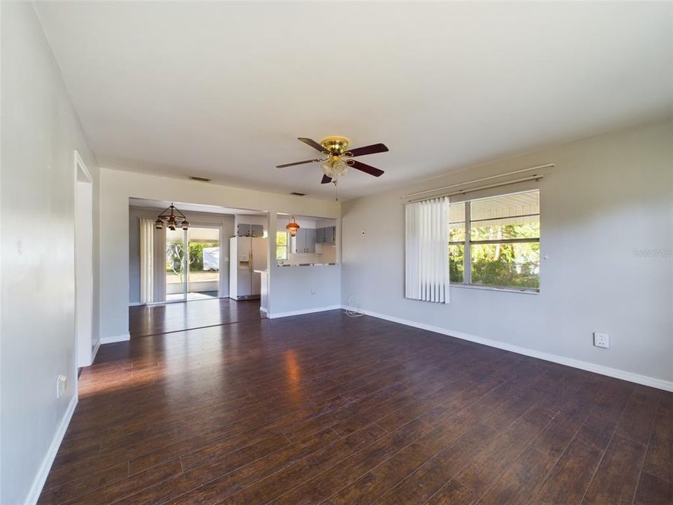 Active With Contract: $199,900 (2 beds, 1 baths, 990 Square Feet)