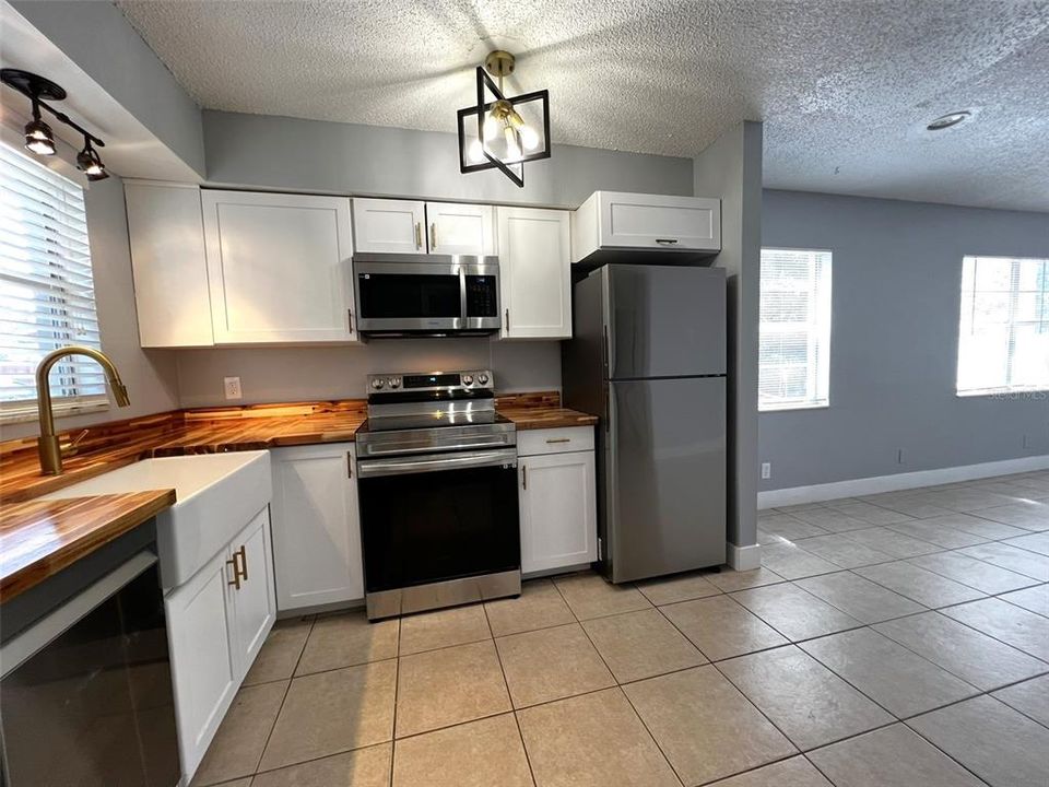 Active With Contract: $1,575 (2 beds, 1 baths, 696 Square Feet)