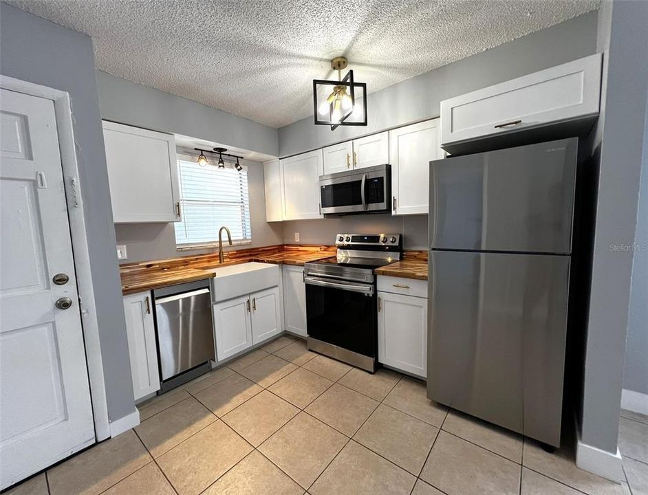 Active With Contract: $1,575 (2 beds, 1 baths, 696 Square Feet)