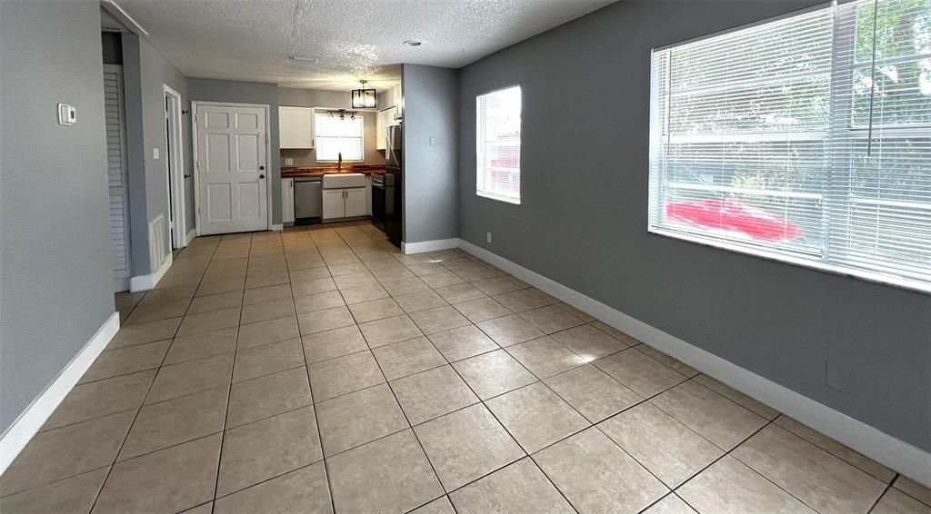 Active With Contract: $1,575 (2 beds, 1 baths, 696 Square Feet)