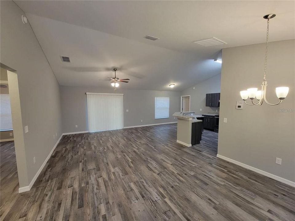 Active With Contract: $1,575 (3 beds, 2 baths, 1413 Square Feet)