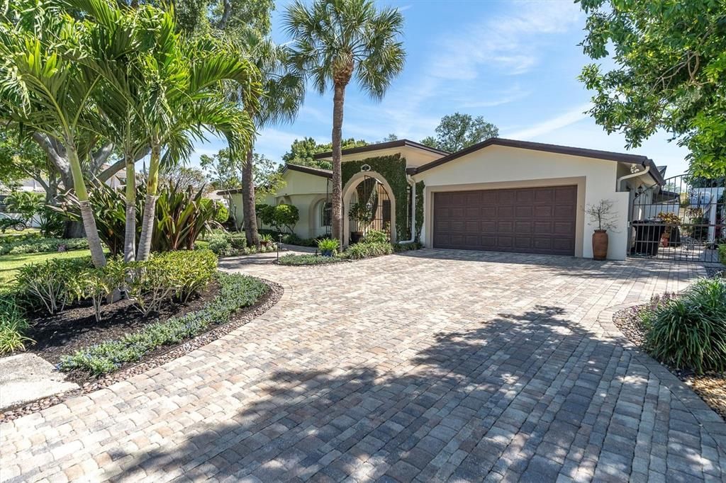 Recently Sold: $2,175,000 (5 beds, 4 baths, 4039 Square Feet)