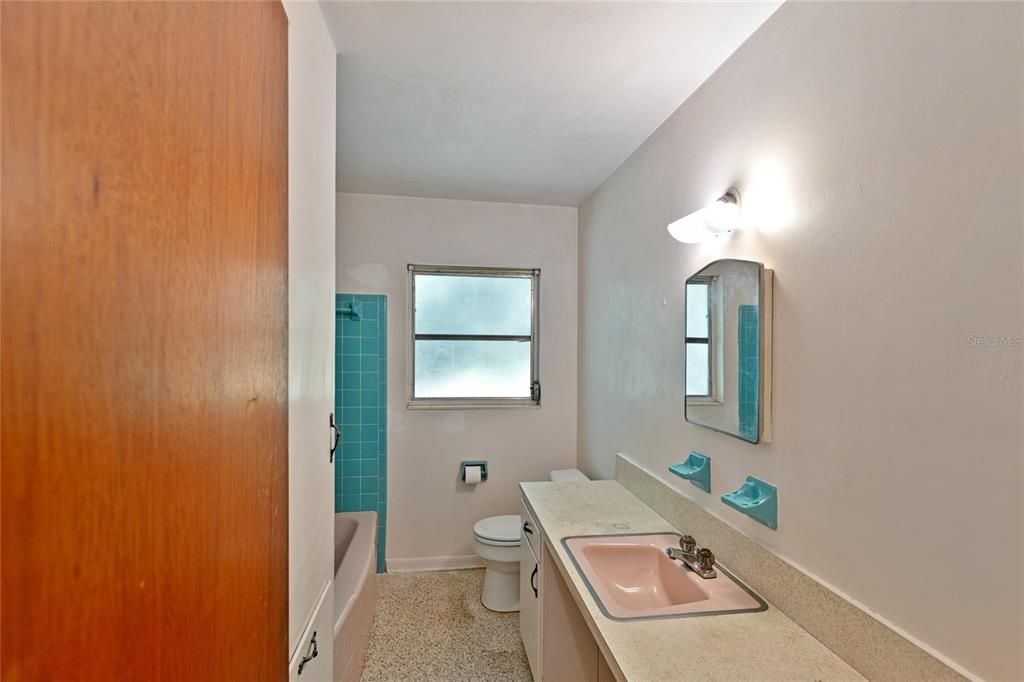 最近售出: $250,000 (3 贝兹, 2 浴室, 2102 平方英尺)
