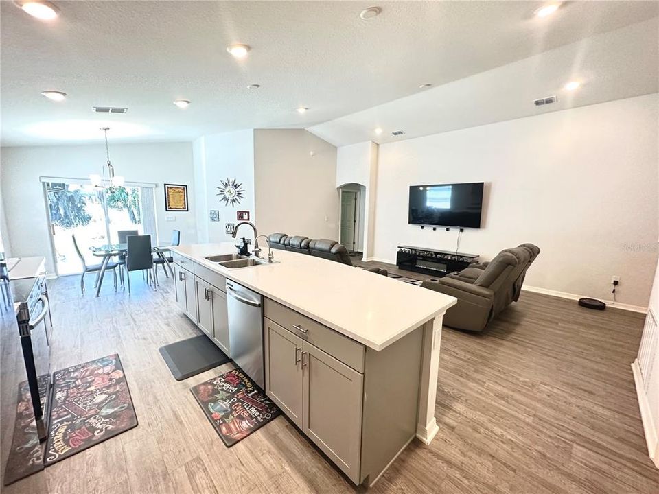 For Sale: $395,000 (4 beds, 2 baths, 1737 Square Feet)