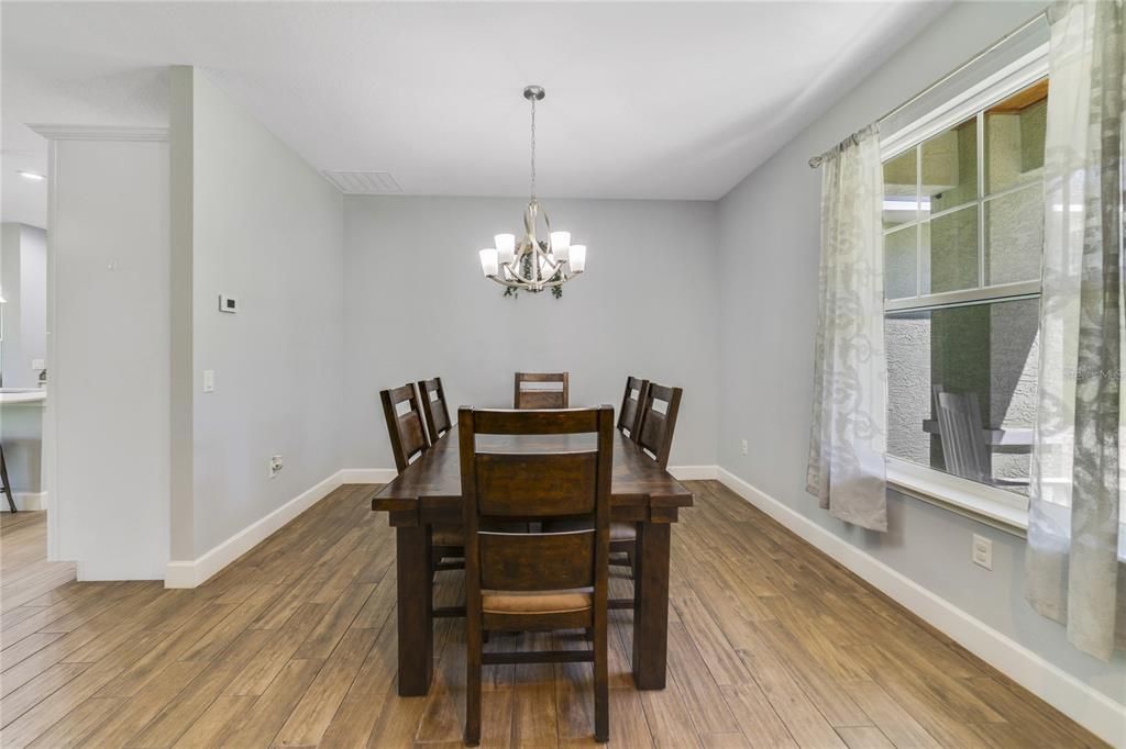 Formal dining, perfect for entertaining family and friends!