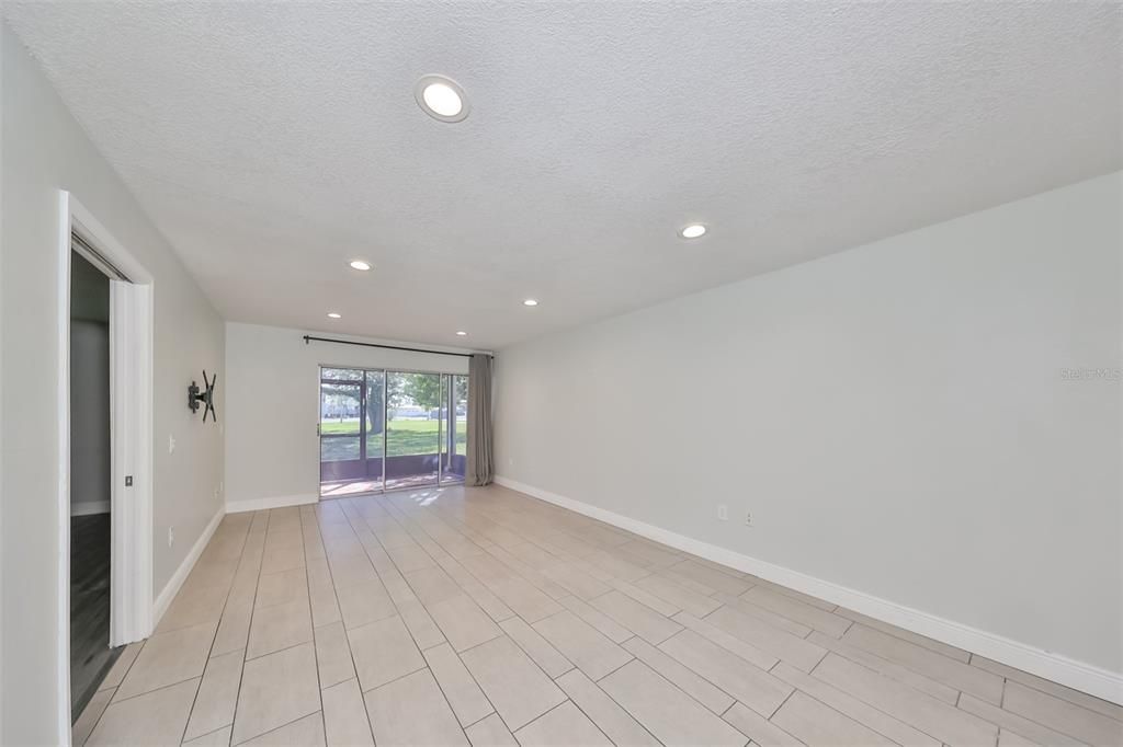 For Sale: $239,000 (2 beds, 2 baths, 1084 Square Feet)