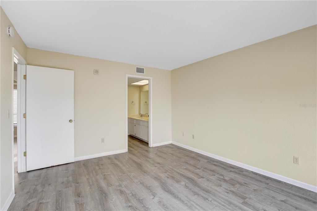 For Sale: $299,000 (2 beds, 2 baths, 1055 Square Feet)