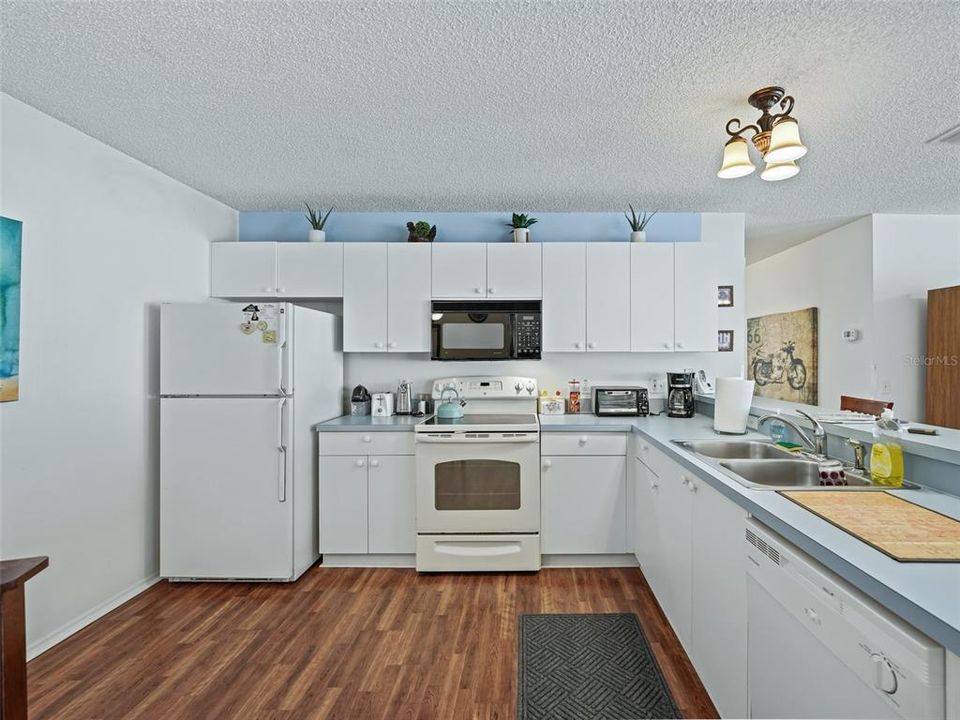 For Rent: $1,950 (2 beds, 2 baths, 1121 Square Feet)