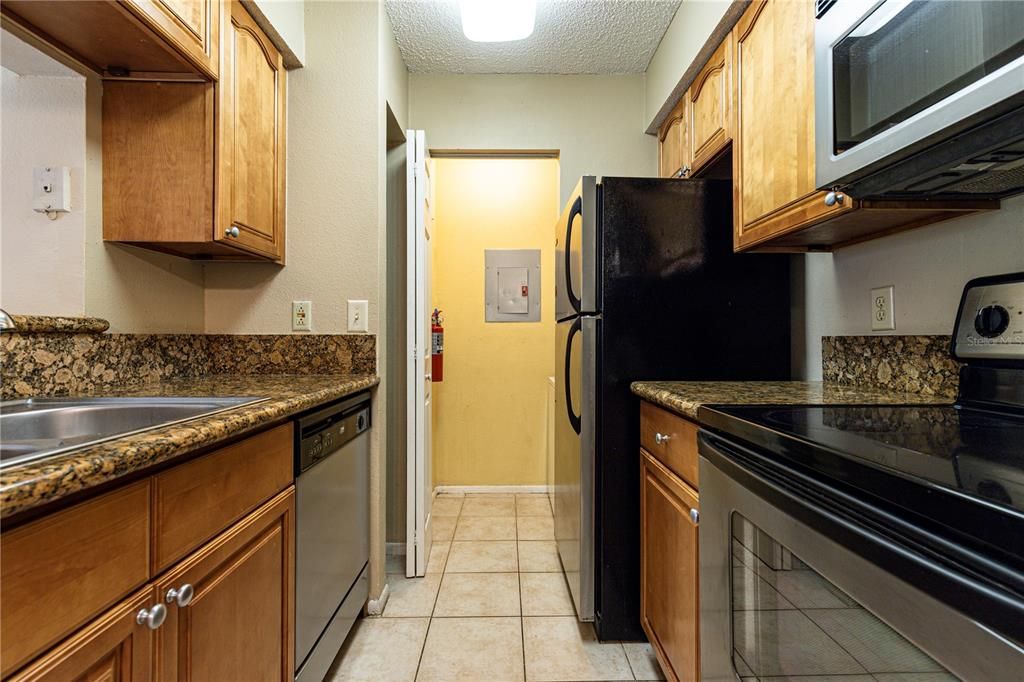 Active With Contract: $145,000 (1 beds, 1 baths, 552 Square Feet)