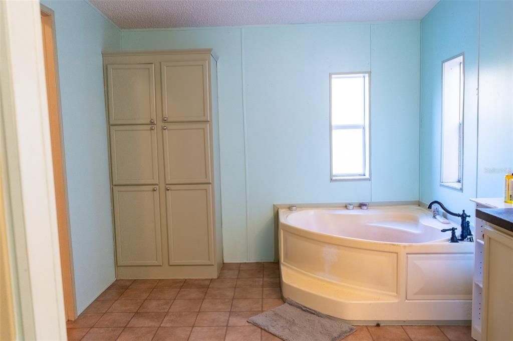 На продажу: $360,000 (4 спален, 3 ванн, 2356 Квадратных фут)