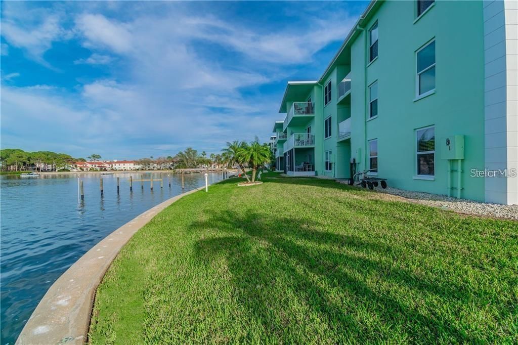 Active With Contract: $2,450 (1 beds, 1 baths, 704 Square Feet)