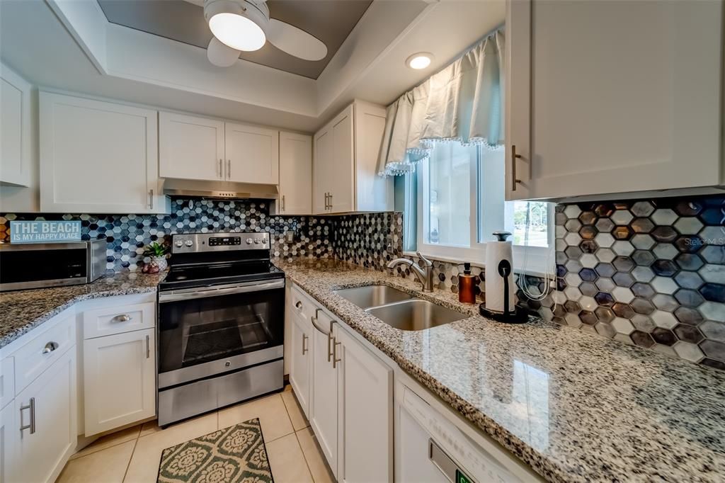 For Sale: $269,900 (2 beds, 2 baths, 969 Square Feet)
