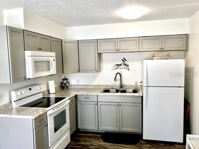 For Rent: $2,495 (2 beds, 1 baths, 824 Square Feet)