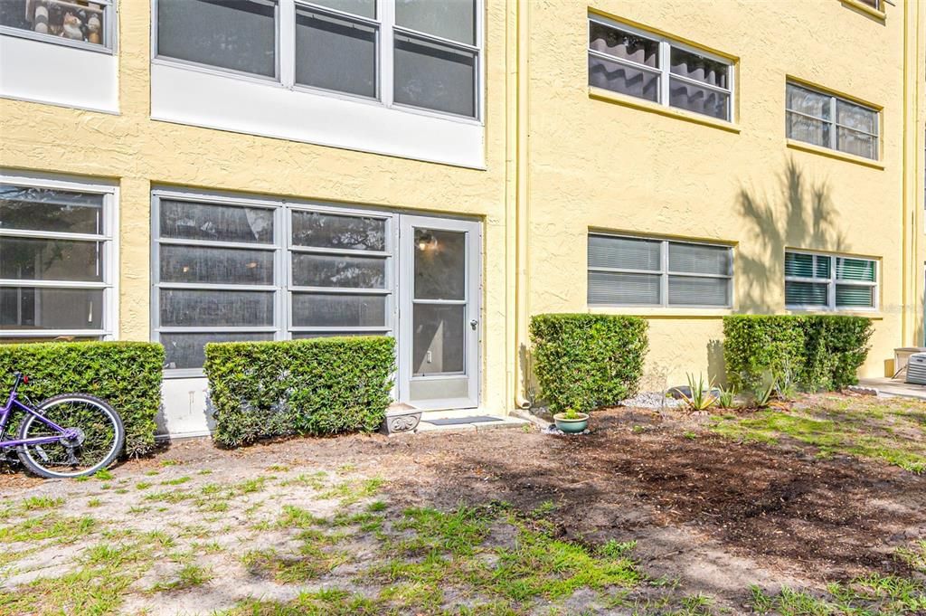 Active With Contract: $157,000 (2 beds, 1 baths, 934 Square Feet)