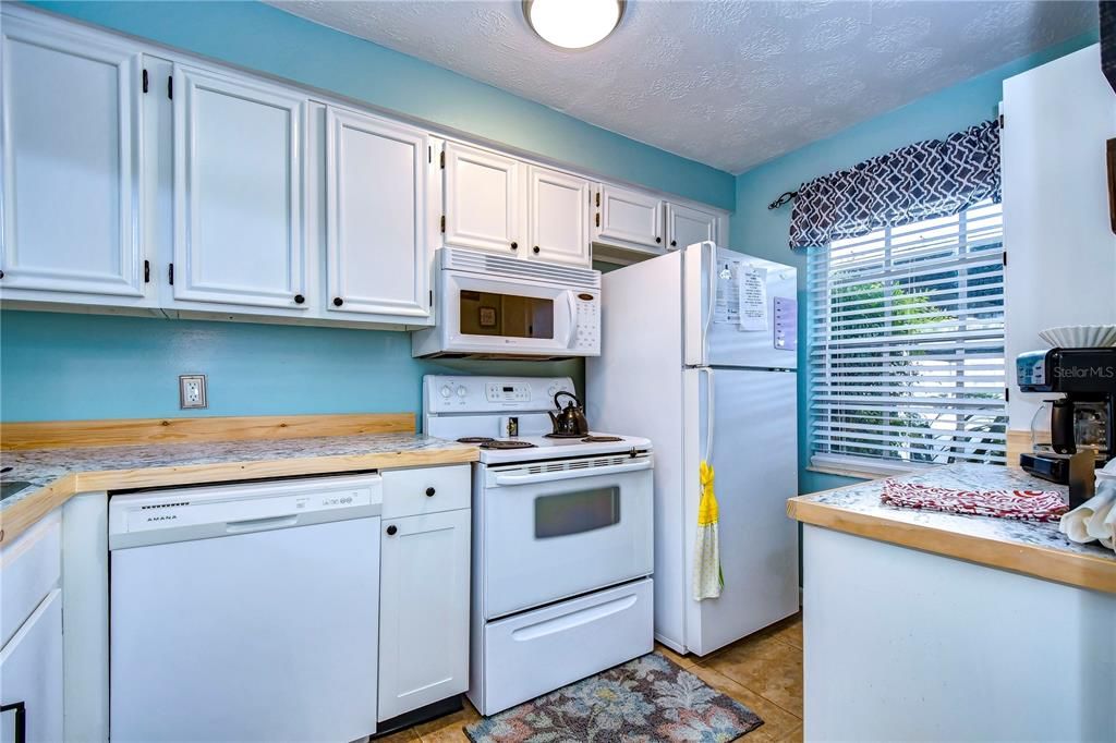 For Sale: $169,900 (2 beds, 2 baths, 923 Square Feet)