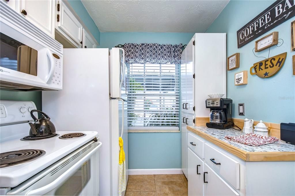 For Sale: $178,900 (2 beds, 2 baths, 923 Square Feet)
