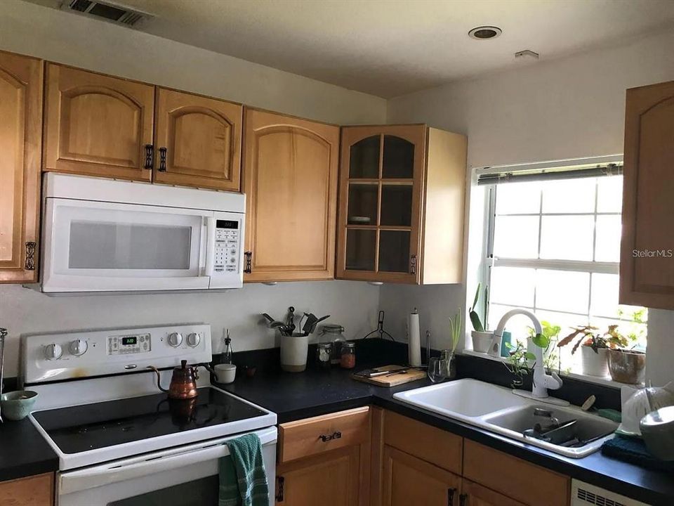 Recently Rented: $1,900 (2 beds, 1 baths, 913 Square Feet)