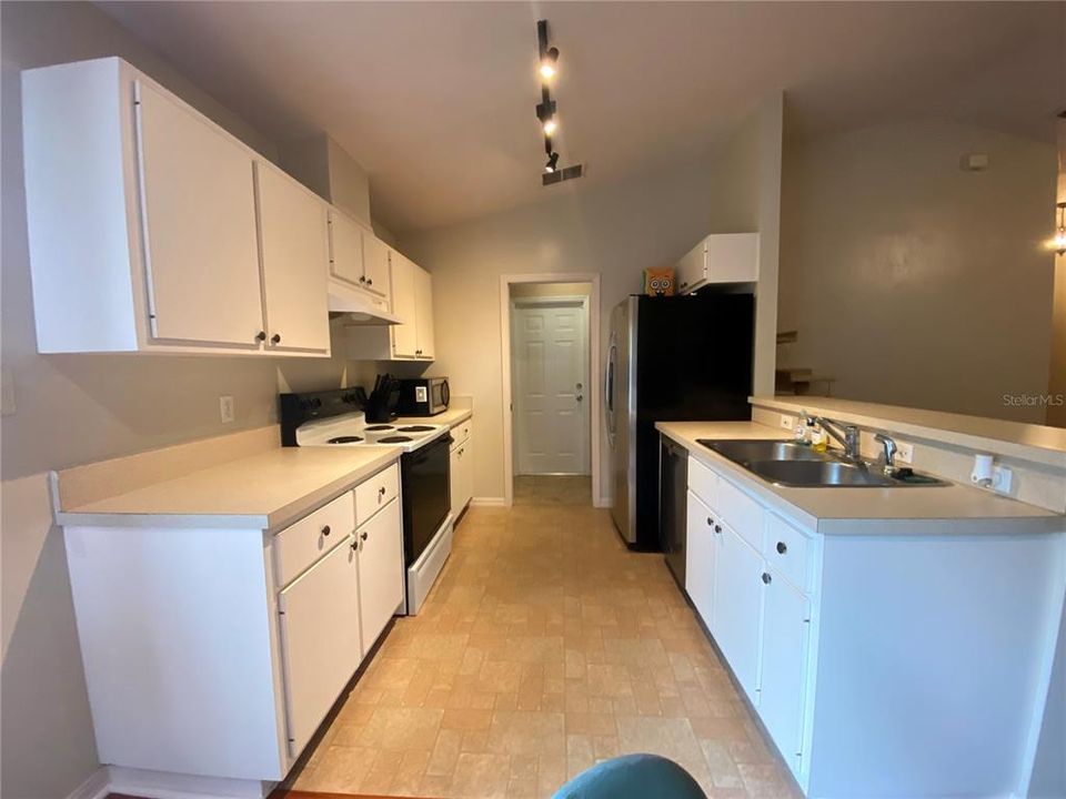 Recently Sold: $300,000 (3 beds, 2 baths, 1299 Square Feet)