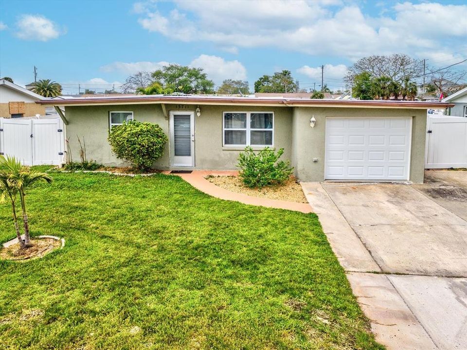 Recently Sold: $350,000 (2 beds, 2 baths, 831 Square Feet)