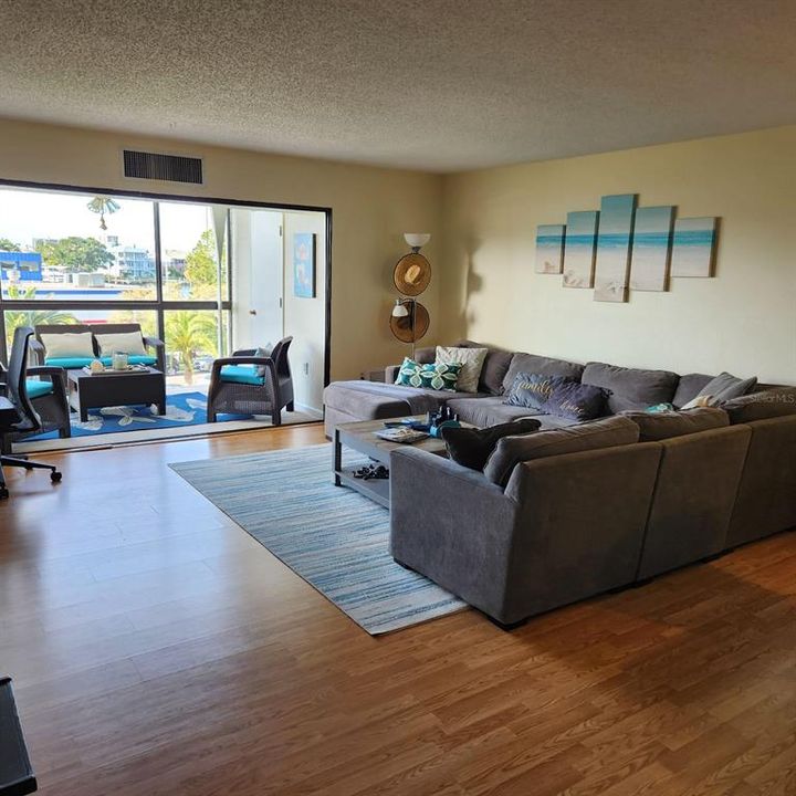 Active With Contract: $2,300 (2 beds, 2 baths, 1310 Square Feet)