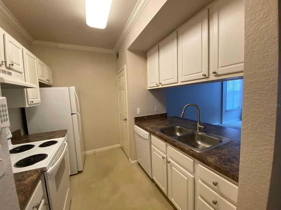 For Sale: $205,000 (1 beds, 1 baths, 642 Square Feet)