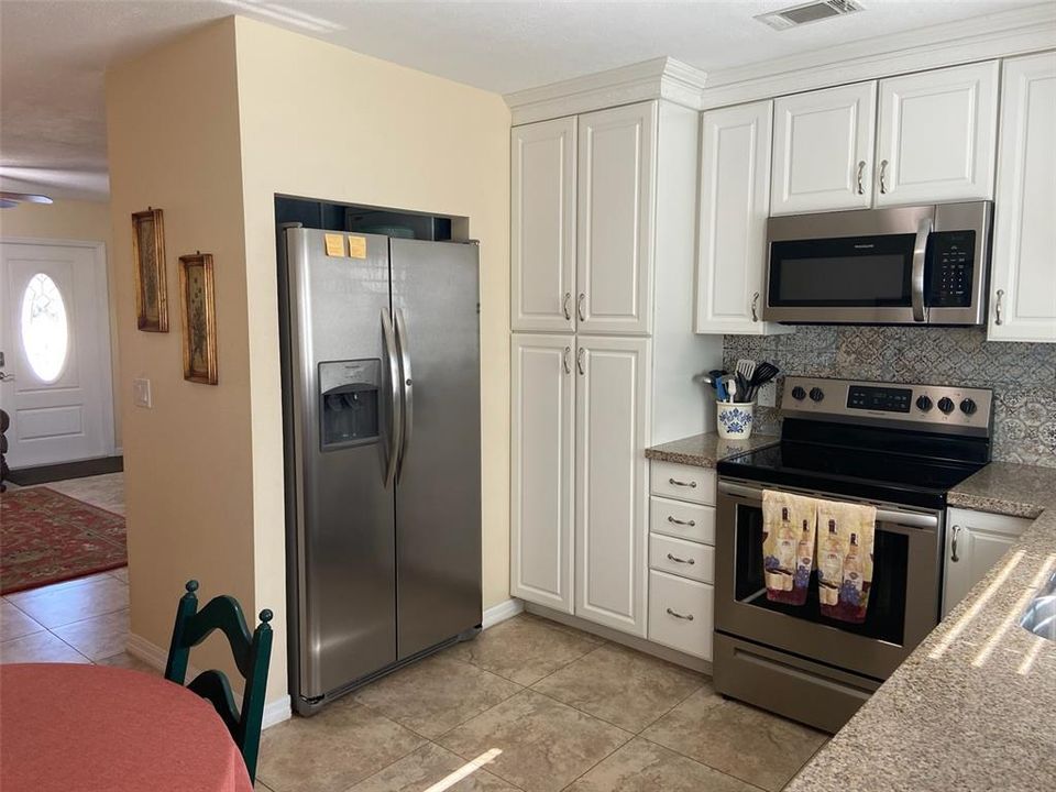 For Rent: $2,000 (2 beds, 1 baths, 765 Square Feet)