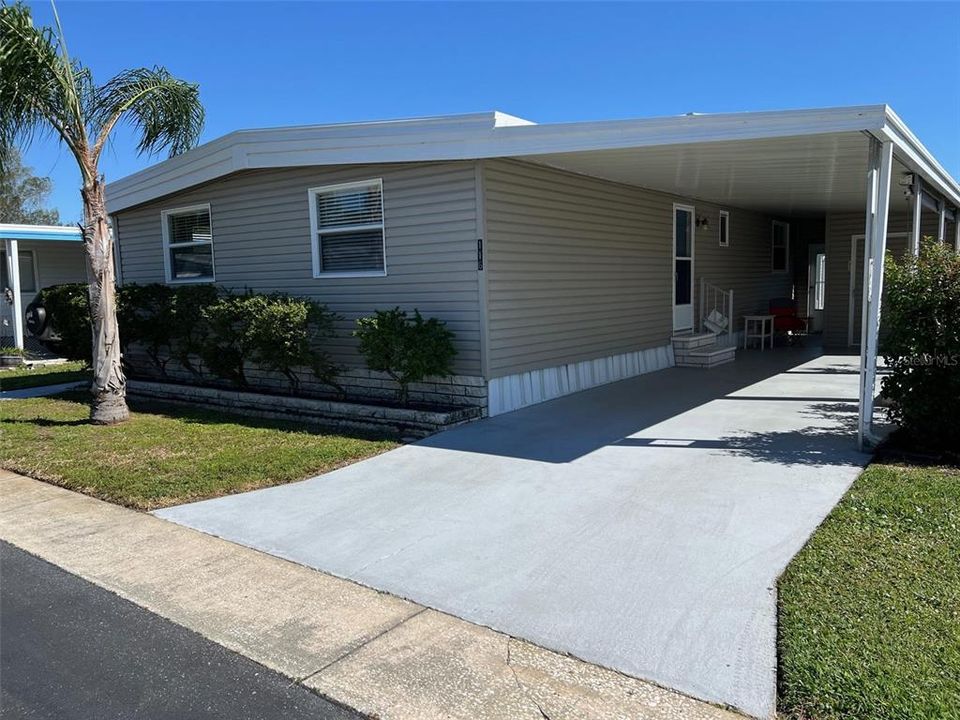 Active With Contract: $143,900 (2 beds, 2 baths, 943 Square Feet)