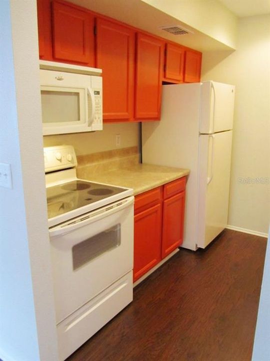 Active With Contract: $159,900 (1 beds, 1 baths, 575 Square Feet)