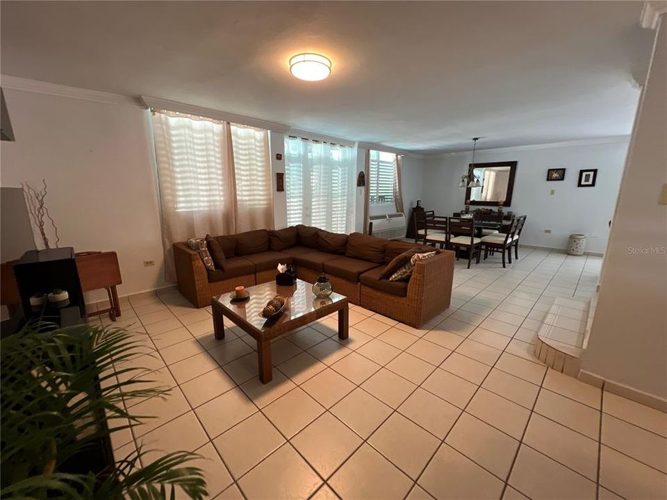 Vendido Recientemente: $425,000 (4 camas, 4 baños, 2312 Pies cuadrados)