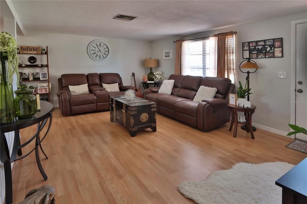 For Sale: $265,000 (2 beds, 1 baths, 1082 Square Feet)