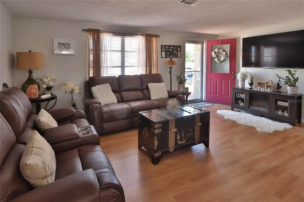 For Sale: $265,000 (2 beds, 1 baths, 1082 Square Feet)