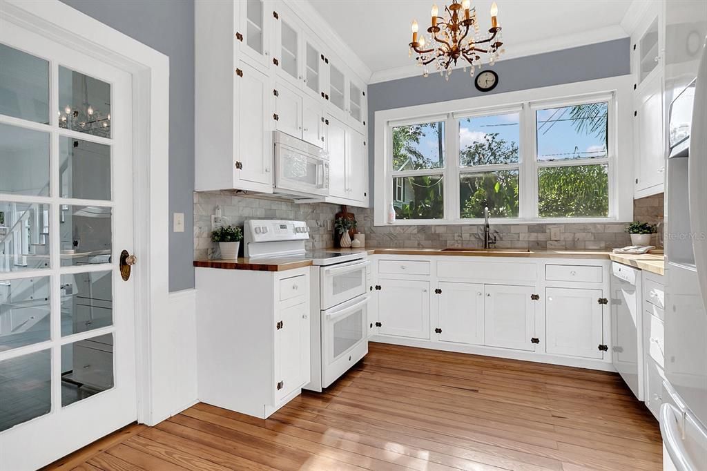 Light and Bright Kitchen