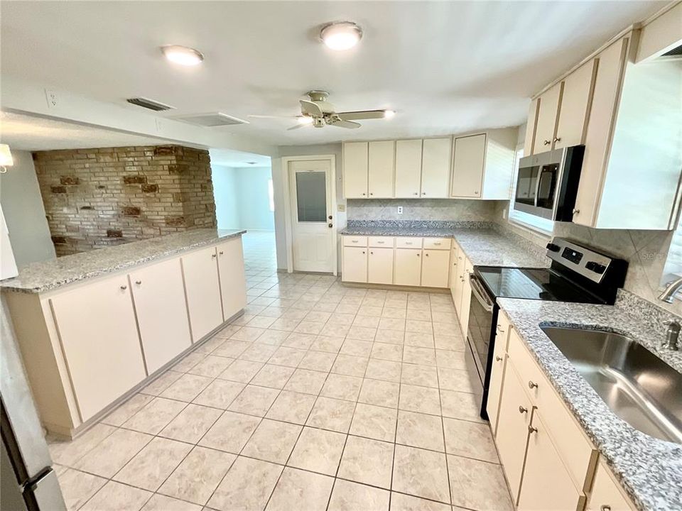 For Rent: $2,575 (3 beds, 2 baths, 1922 Square Feet)