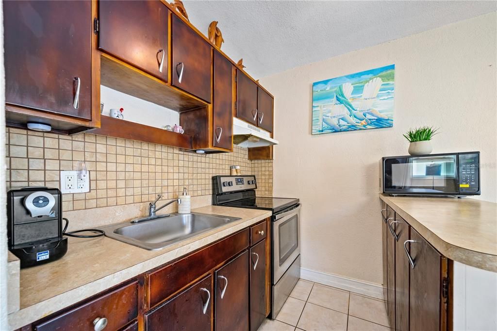Active With Contract: $129,900 (1 beds, 1 baths, 780 Square Feet)