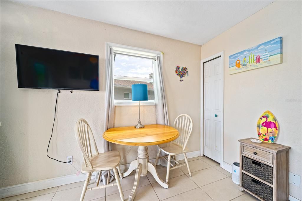 Active With Contract: $129,900 (1 beds, 1 baths, 780 Square Feet)