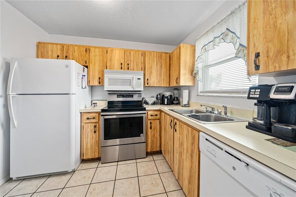 Active With Contract: $159,900 (2 beds, 1 baths, 965 Square Feet)