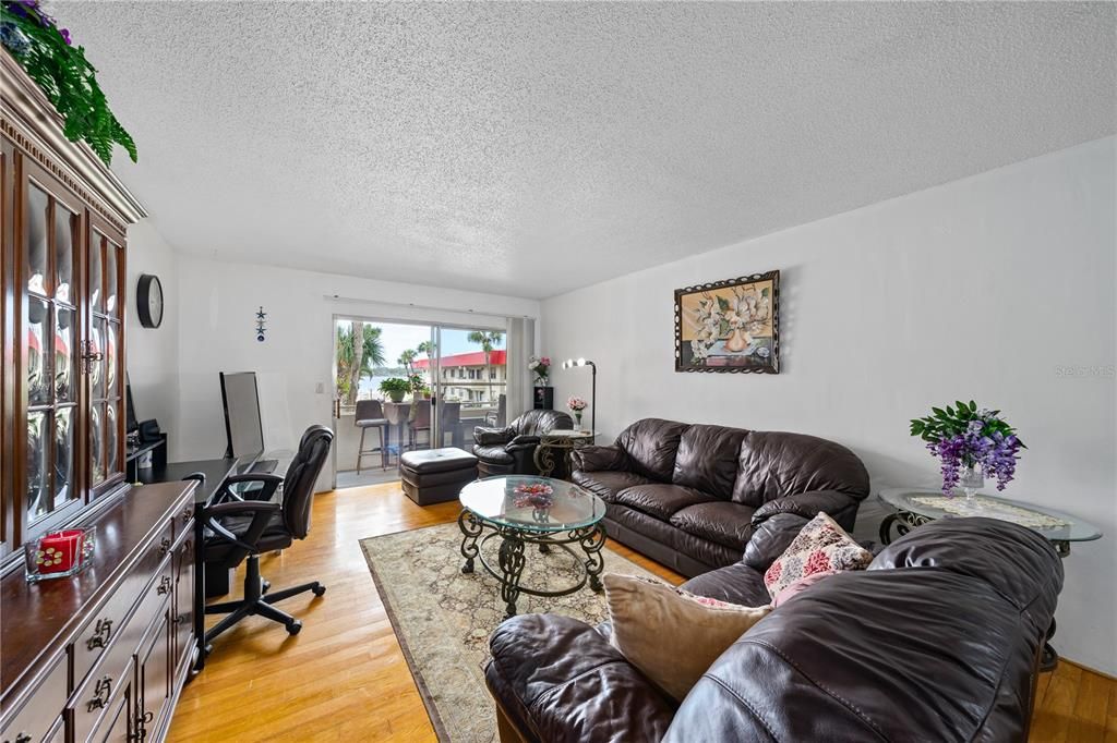 Active With Contract: $159,900 (2 beds, 1 baths, 965 Square Feet)