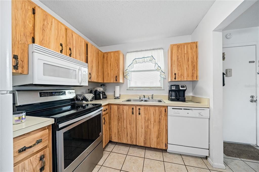 Active With Contract: $159,900 (2 beds, 1 baths, 965 Square Feet)