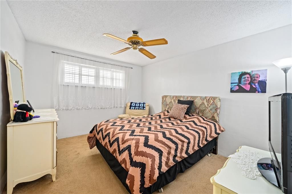 Active With Contract: $159,900 (2 beds, 1 baths, 965 Square Feet)