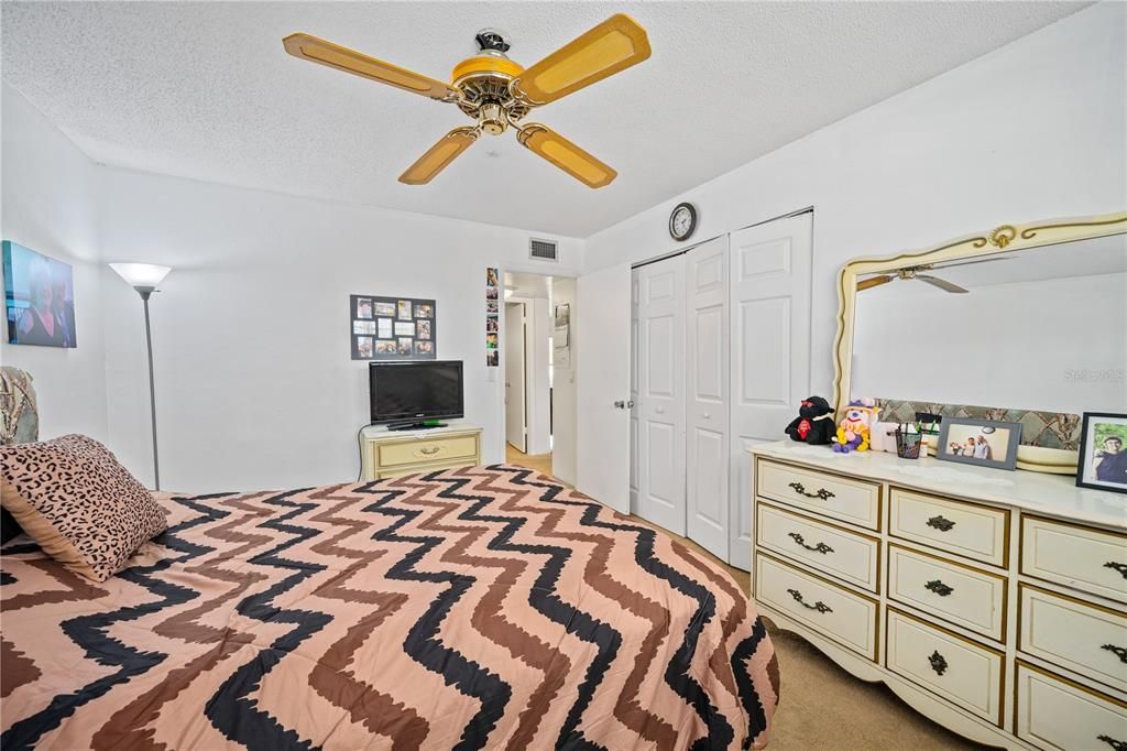 Active With Contract: $159,900 (2 beds, 1 baths, 965 Square Feet)