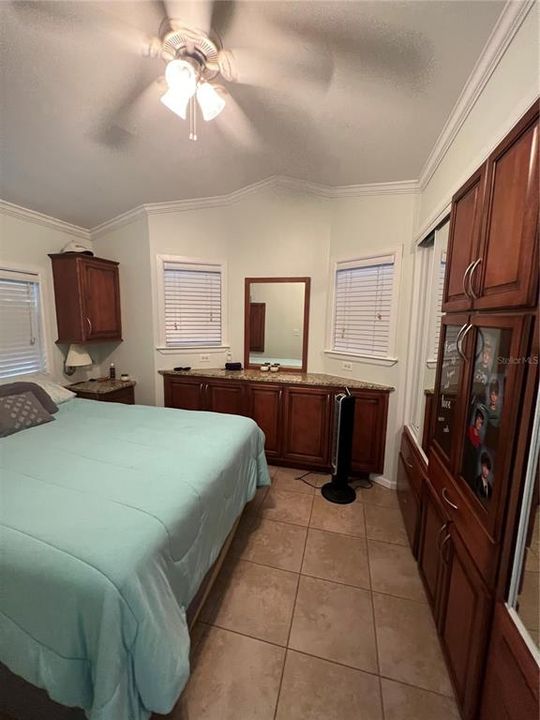 For Sale: $299,000 (1 beds, 1 baths, 595 Square Feet)