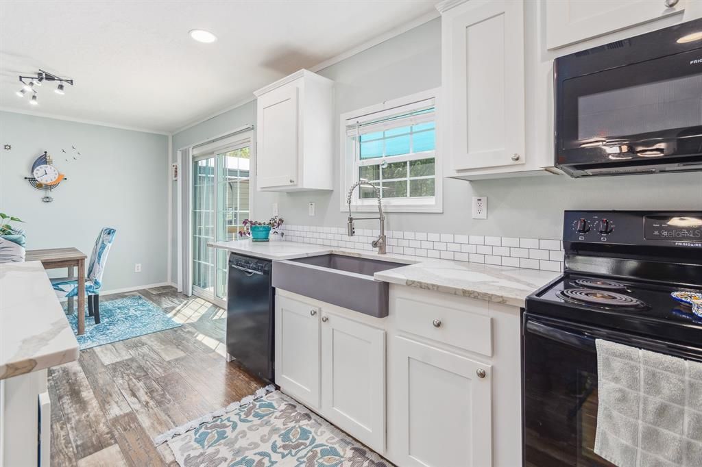 Active With Contract: $325,000 (3 beds, 2 baths, 1404 Square Feet)