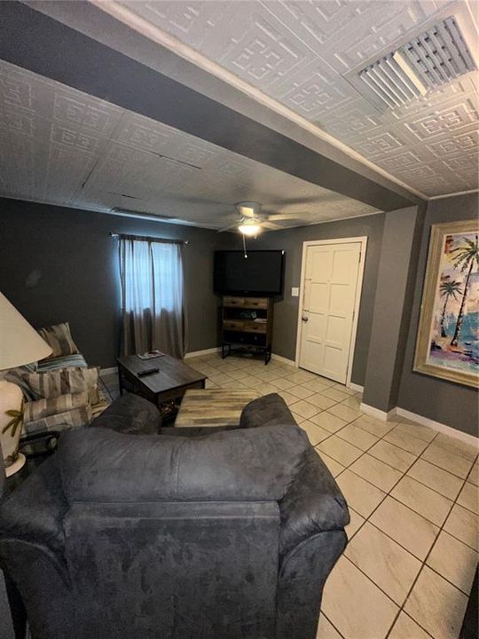 Recently Rented: $1,600 (2 beds, 1 baths, 892 Square Feet)