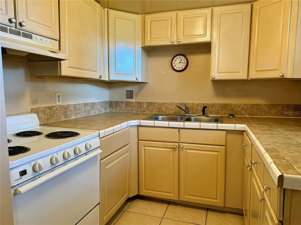 Active With Contract: $119,000 (1 beds, 1 baths, 670 Square Feet)